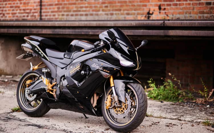 Motocykl widoczny od przodu