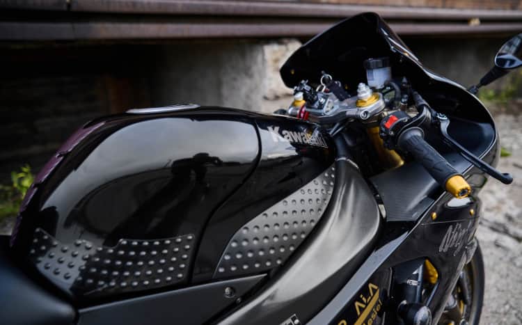 Kierownica motocykla z rączkami do gazu i hamulc&oacutew