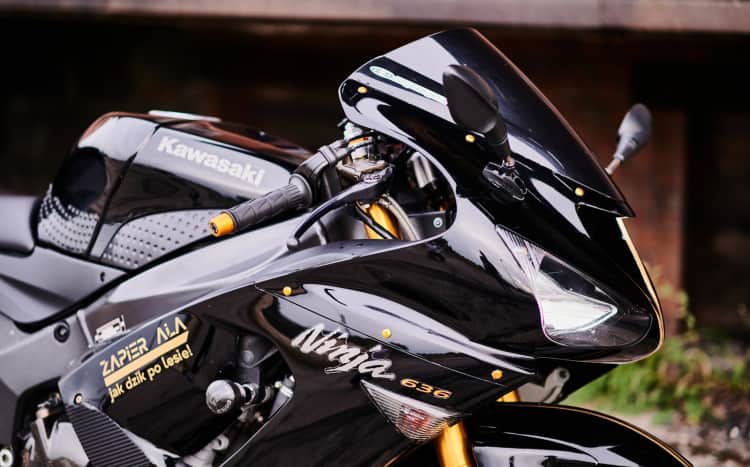 Motocykl widoczny od boku