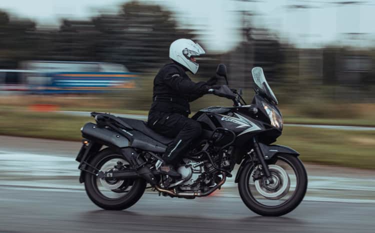 mężczyzna w białym kasku na motocyklu