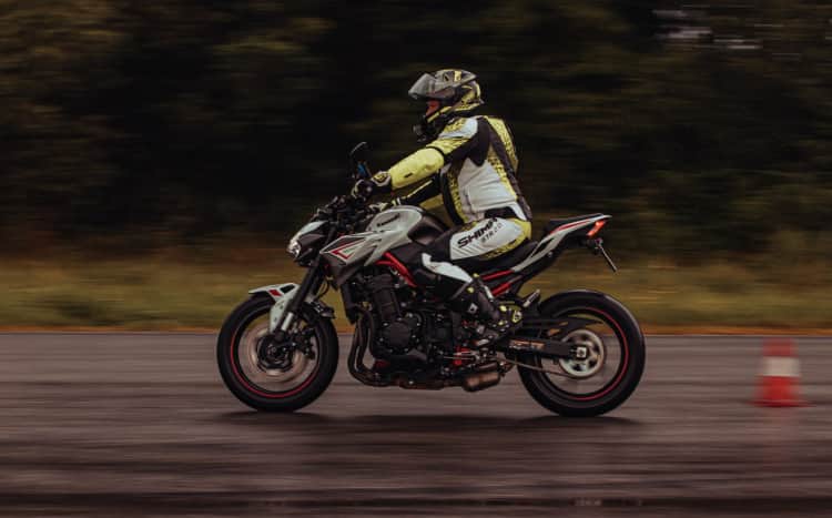 motocyklista na torze motopark