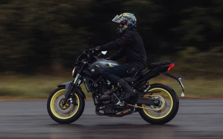 motocyklista w kolorowym kasku
