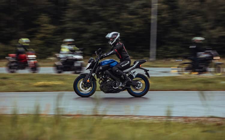 motocykliści na torze