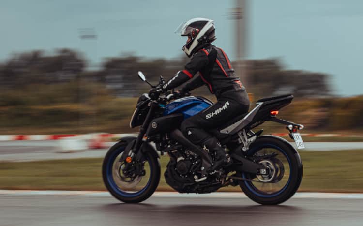mężczyzna jedzie na motocyklu