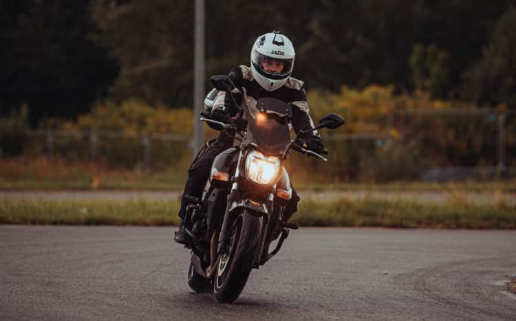 mężczyzna na motocyklu