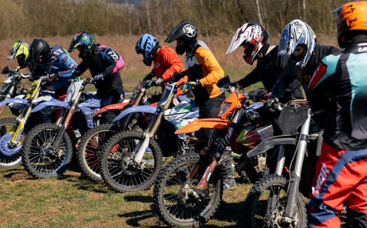uczestnicy na motocrossach