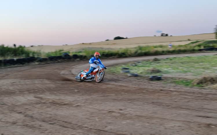 Jazda motocyklem żużlowym