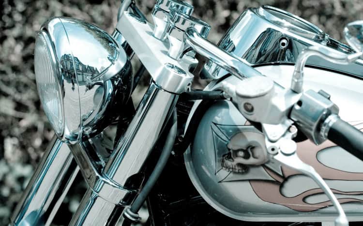 Zbliżenie na na prz&oacuted oraz bak motocykla