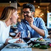kobieta i mężczyzna jedzą posiłek w restauracji