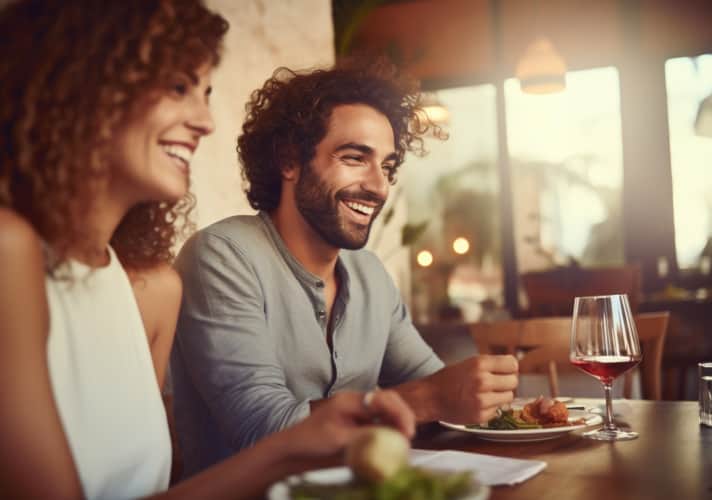 kobieta i mężczyzna przy stole w restauracji