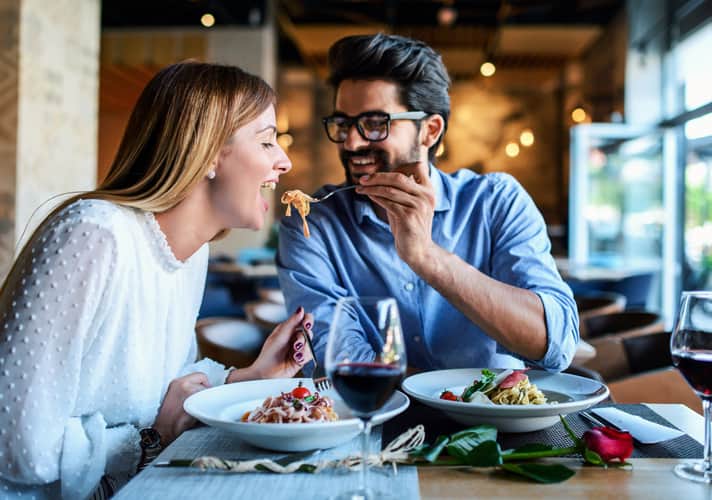 kobieta i mężczyzna jedzą posiłek w restauracji