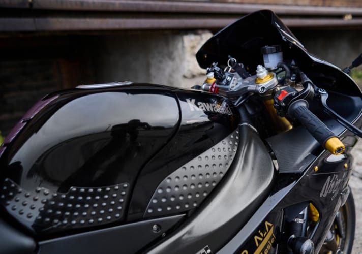 Kierownica motocykla z rączkami do gazu i hamulców
