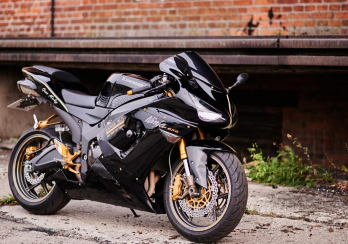 Motocykl widoczny od przodu