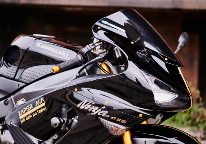 Motocykl widoczny od boku
