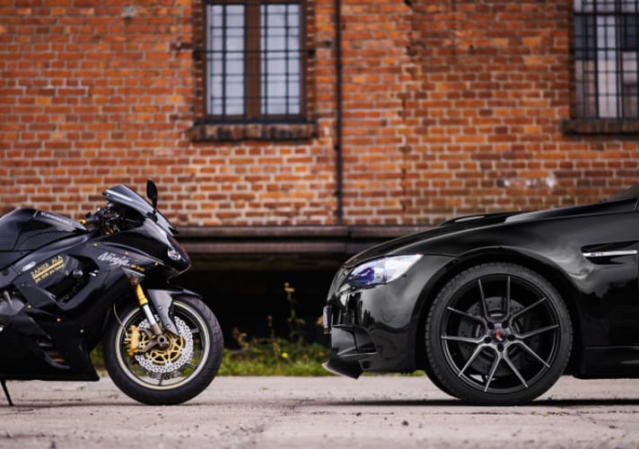 Zdjęcie przedstawiające motocykl i samoch&oacuted