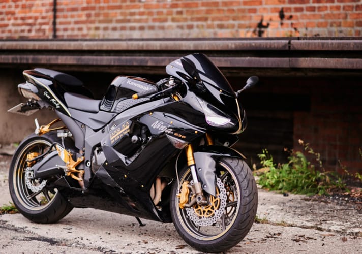 Motocykl widoczny od przodu