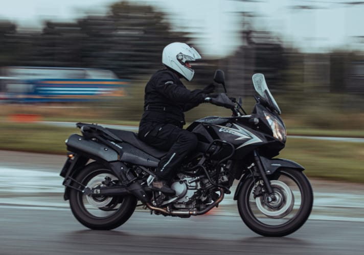 mężczyzna w białym kasku na motocyklu