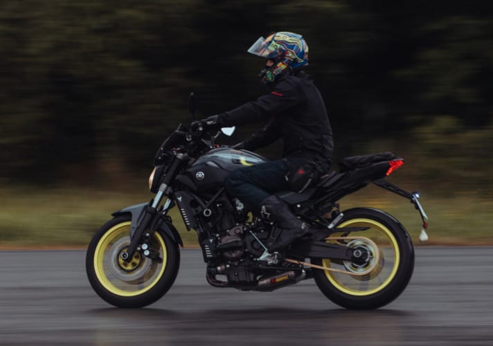 motocyklista w kolorowym kasku