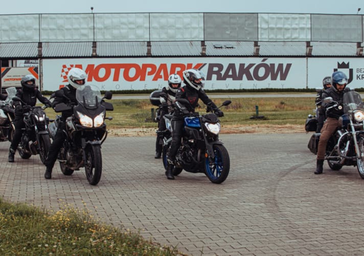 grupa motocyklistów na motoparku