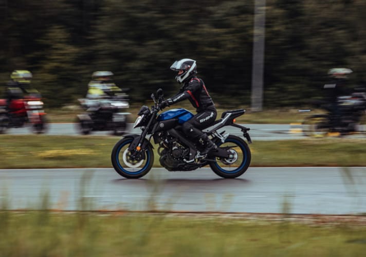 motocykliści na torze