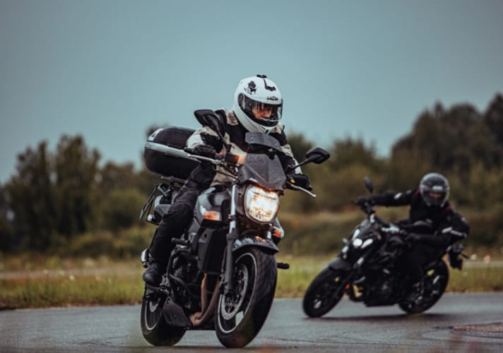 dwóch motocyklistów