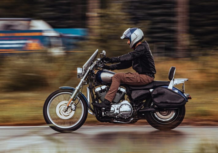 motocyklista w białym kasku