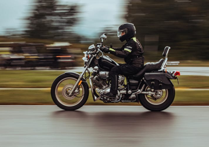 szybka jazda na motocyklu