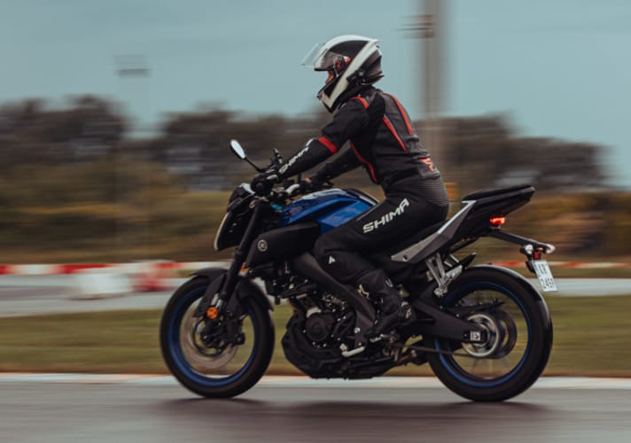 mężczyzna jedzie na motocyklu
