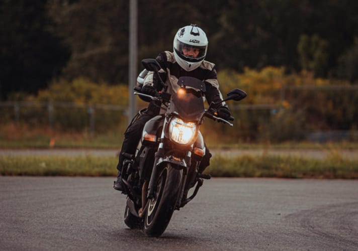 mężczyzna na motocyklu