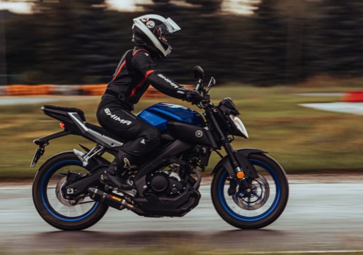 jazda motocyklem po torze