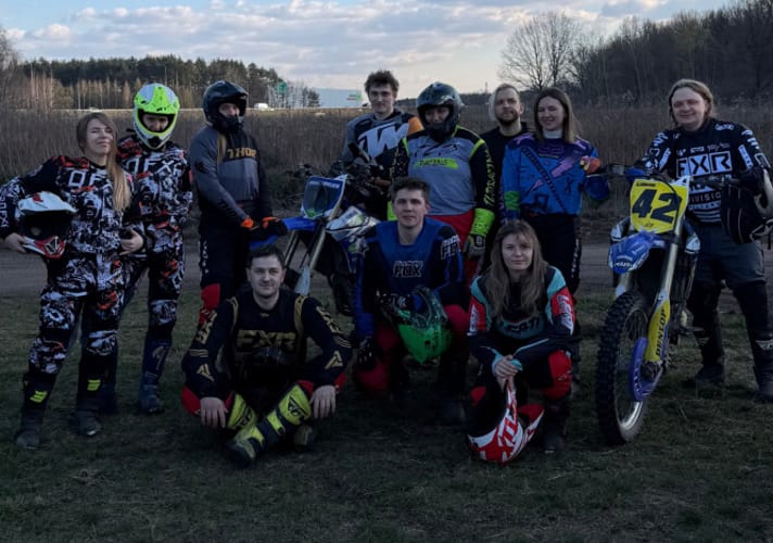 ekipa na motocrossach