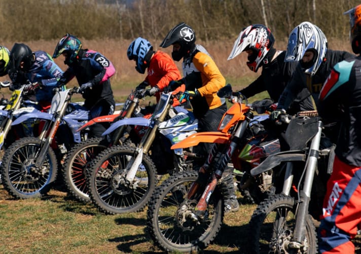 uczestnicy na motocrossach