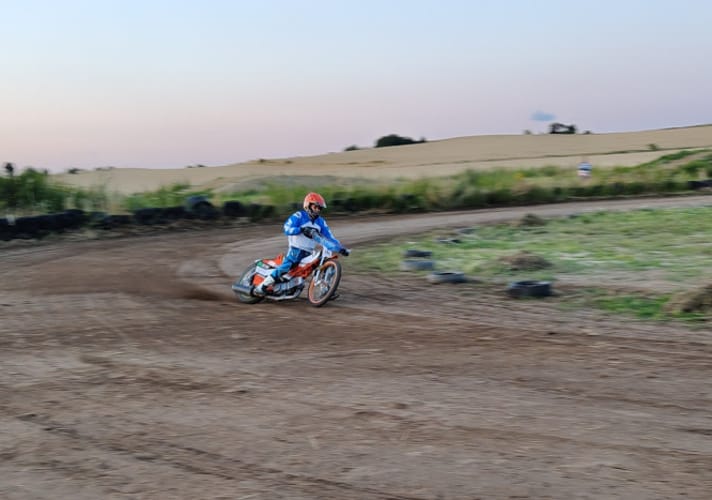 Jazda motocyklem żużlowym