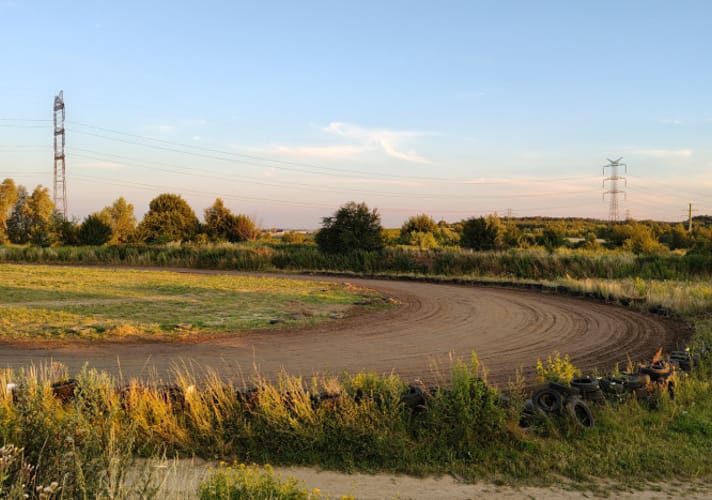 Jazda motocyklem po torze żużlowym