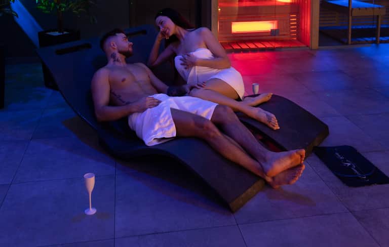 Kobieta i mczyzna lecy na leakach w SPA