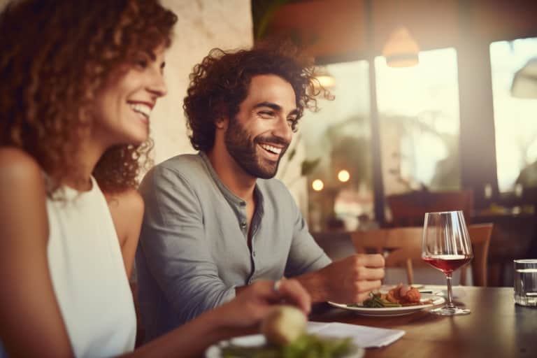 kobieta i mężczyzna przy stole w restauracji