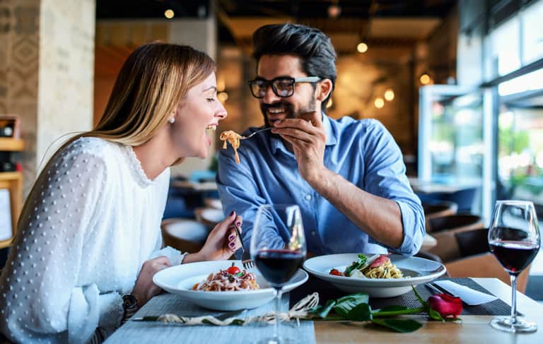 kobieta i mężczyzna jedzą posiłek w restauracji