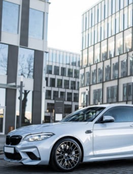 Jazda BMW M2 Competition ulicami miasta jako pasażer