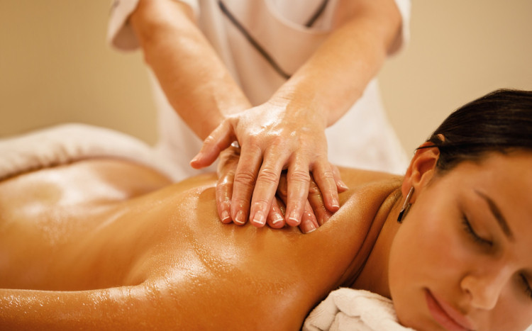 masaż aromaterapeutyczny w gabinecie spa