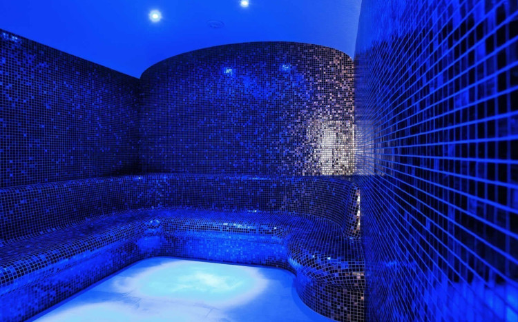 sauna fińska z niebieskim światłem