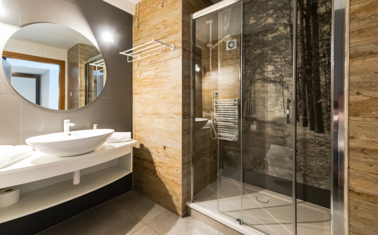 nowoczesna łazienka z dużym prysznicem