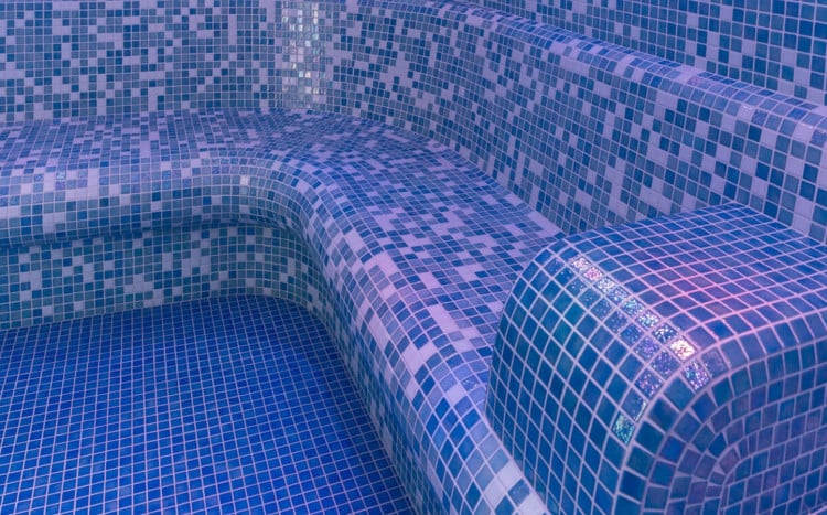sauna z siedziskiem z niebieskiej mozaiki