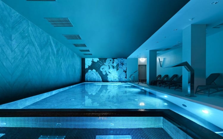 hotelowy basen z krystalicznie czystą wodą i niebieskimi światłami