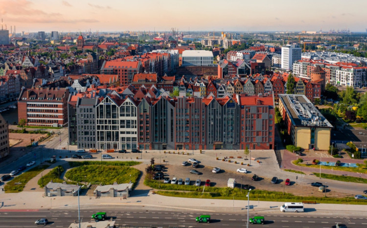 widok z lotu ptaka na Hotel Grano i inne budynki w Gdańsku