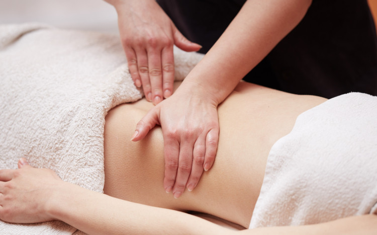masowanie brzucha w salonie masażu