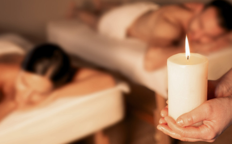 masaż świecą dla dwóch osób
