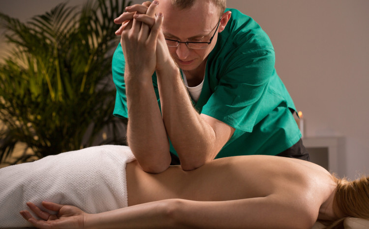 Masowanie kręgosłupa przez masażystę