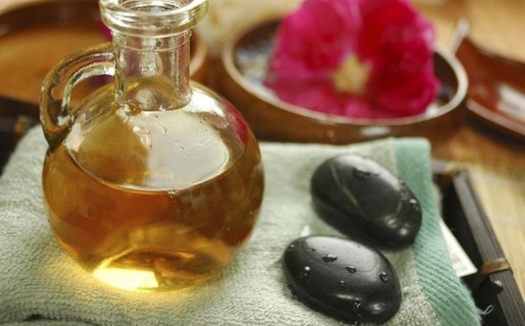 kamienie i olejek do masażu
