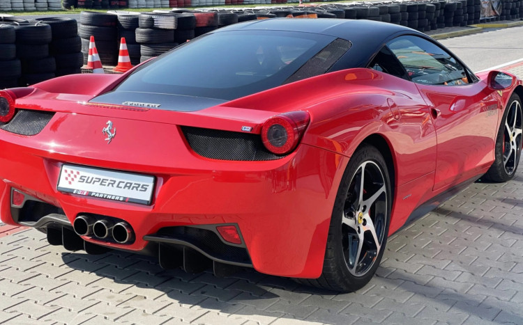 tył samochodu marki Ferrari