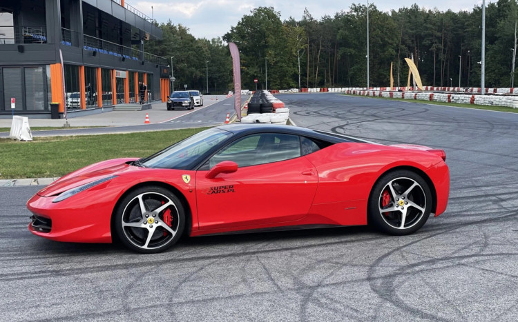 jazda Ferrari Italia na torze wyścigowym